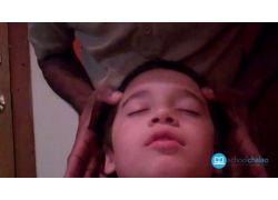 school-chalao-professional-head-cosmic-energy-massage-on-a-child.jpg