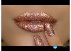 school-chalao-rose-gold-glitter-lips.jpg